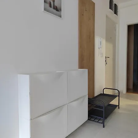 Dve Skije, Sisarka Appartamento