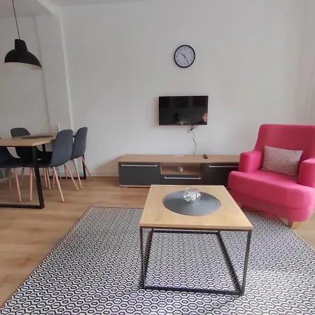 Dve Skije, Sisarka *