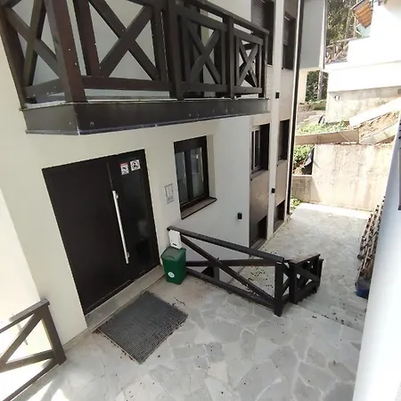 Dve Skije, Sisarka Appartamento