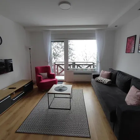 Dve Skije, Sisarka Appartamento